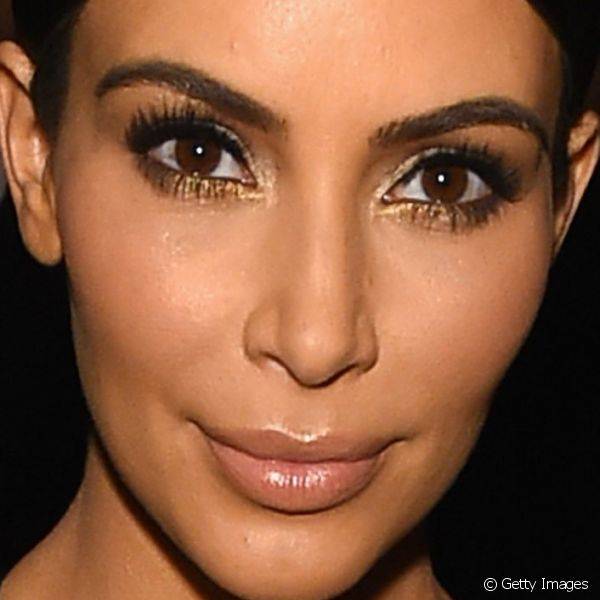Para evento da revista Time, em Nova York, Kim Kardashian aplicou uma sombra dourada na pálpebra inferior